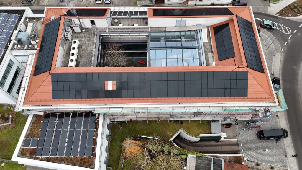 Hier Geht es um eine Bank. Diese Bank hat eine PV Anlage mit 130kwp / 120 KW AC Wechselrichter und 150kwh Speicher. Es wird eine Ersatzstromversorgung aus PV + Generator erstellt. Berlin 2026 zeit wie wichtig das sein kann.